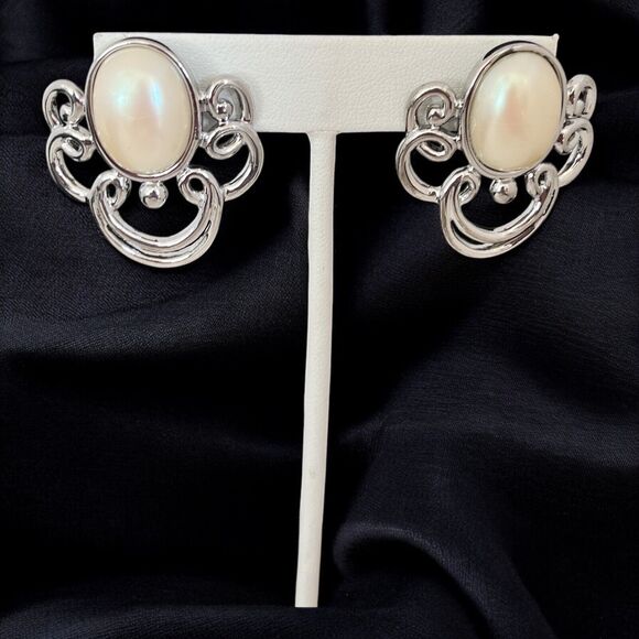 Vintage Earrings Silver Tone Simulated Pearl Pierced Retro Estate Jewelry 9J - Picture 3 of 5
